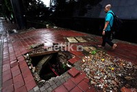 Lubang yang menganga tanpa ditutup tersebut sangat berbahaya bagi para pejalan kaki, terutama di malam hari.