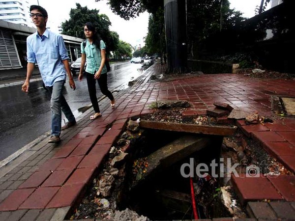 Lubang Menganga di Pedestrian Jalan Gatot Subroto