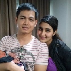 Dampingi Istri Melahirkan, Tommy Kurniawan Dzikir