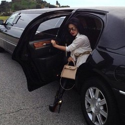 Wow! Liburan di Amerika, Syahrini Jalan-jalan Naik Limousine