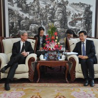 Bos Apple Kunjungi China Bahas iPhone