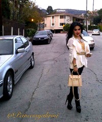 Syahrini berpose saat berada di Hollywood, California. (Instagram)