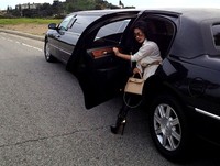 Pelantun 'Sesuatu' itu berpose turun dari mobil. (Instagram)