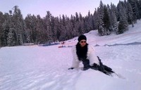 Syahrini bermain di tumpukan salju. (Twitter)