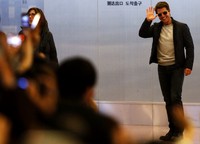 Tom Cruise tersenyum pada para penggemar. Reuters/Issei Kato.