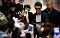 Tak hanya itu, mantan suami Katie Holmes itu meladeni permintaan tanda tangan dengan para penggemar. Reuters/Issei Kato.