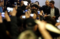 Penggemar pun tampak antusias menyambut kedatangan aktor Hollywood itu. Reuters/Issei Kato.