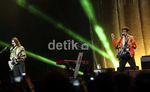Aksi Perdana Weezer di Jakarta