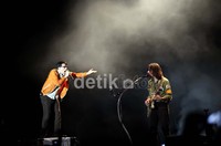 'I Want You To' dipilih sebagai lagu pembuka konser.