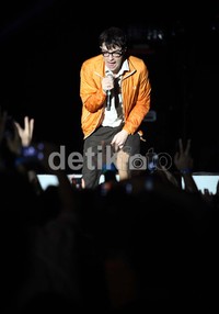 Sebelum lagu 'Island In the Sun', Weezer pun memainkan sedikit bagian dari lagu AKB48 'Heavy Rotation'.