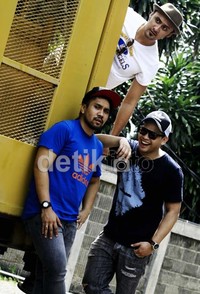 'Kami sekarang bertiga. Pergantian personel nggak ada, tapi pengurangan personel iya. Orangnya masih sama kok, cuma berkurang,' jelas Aqi.