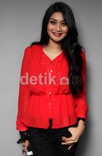 Ayu Pratiwi Cantik Berbaju Merah