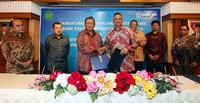 Dirut Bank BRI Sofyan Basir (empat dari kanan) disaksikan Direktur Bisnis UMKM BRI Djarot Kusumayakti (tiga dari kanan), Dekan FE UMY Nano Prawoto, Pengurus PP Muhammadiyah Bambang Soedibyo, dan Enterpreneur Jusuf Kalla menyalami perwakilan Universitas Muhammadiyah Yogyakarta (UMY) usai penandatanganan Nota Kesepahaman di Gedung BRI, Jakarta, Selasa (8/1).