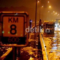 Tergenang Air 10 Cm, Tol Merak Padat Merayap