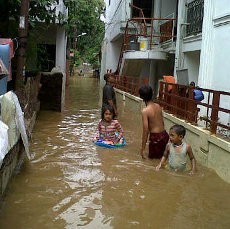 Banjir Kiriman dari Bogor Mulai Rendam Rawajati Jaksel