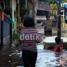 Pagi Ini Ketinggian Banjir di Kampung Pulo Capai 170 Cm
