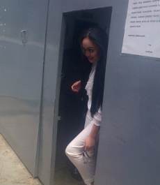  Angie Dengarkan Vonis Hakim Sambil Putar-putar Tasbih