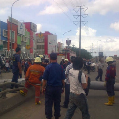 Dua Pemotor yang Tewas Tertimpa Rambu Penunjuk Arah Dibawa ke RSCM