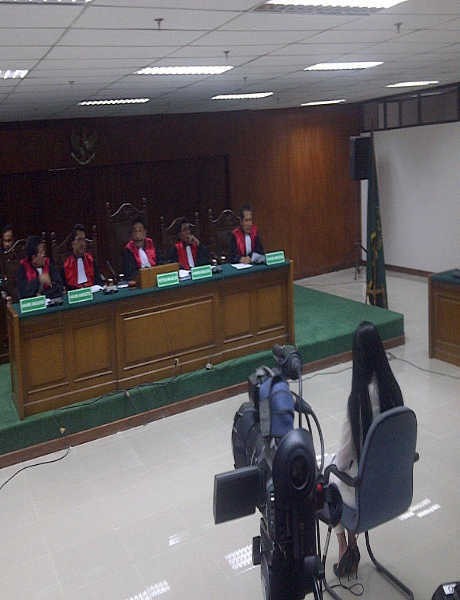 Divonis 4,5 Tahun, Angie Pikir-pikir