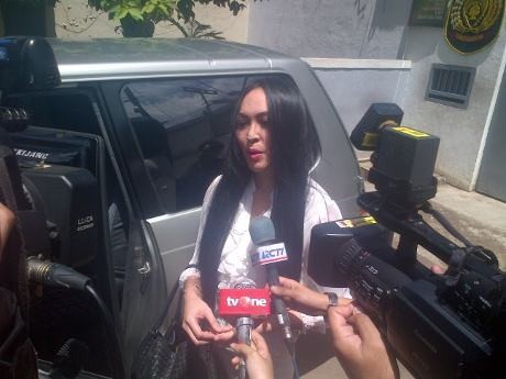Tampil Beda, Angie Serba Putih Hadapi Vonis