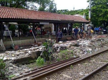 PT KAI Bongkar 52 Kios di Stasiun Poris Tangerang