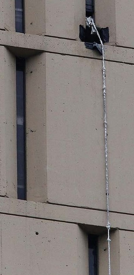 Gunakan Handuk & Seprai, 2 Napi di AS Kabur dari Penjara