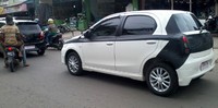 Di sana Toyota Etios tidak sendiri. Kompetitor Nissan March dan Honda Brio itu berjalan bersama Toyota Agya. (Wildan Naufal Permana)