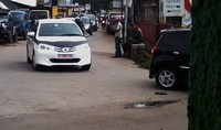 Sementara pendatang baru Toyota Etios berwarna putih lengkap dengan stiker hitam juga meramaikan suasan siang di daerah tersebut. (Wildan Naufal Permana)