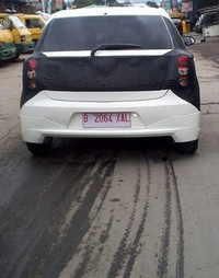 Kedua mobil tersebut menggunakan pelat B. (Wildan Naufal Permana)