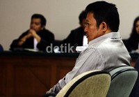 Amran Batulipu mendengarkan tuntutan yang dibacakan jaksa. Ramses/detikFoto.