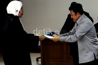 Amran menerima salinan berkas tuntutan dari JPU. Ramses/detikFoto.