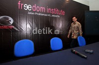 Sebelumnya Komisi pemberantasan Korupsi (KPK) telah memblokir rekening istri dan anak Andi Alfian Malarangeng.