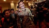 Andi diserbu wartawan usai menggelar jumpa pers.