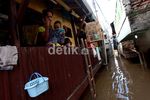 Rumah Terendam, Warga Tetap Bertahan