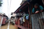 Rumah Terendam, Warga Tetap Bertahan