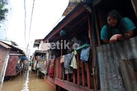 Warga memilih bertahan di lantai dua.
