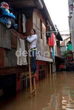 Rumah Terendam, Warga Tetap Bertahan