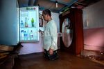 Rumah Terendam, Warga Tetap Bertahan