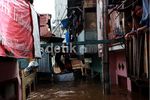 Rumah Terendam, Warga Tetap Bertahan