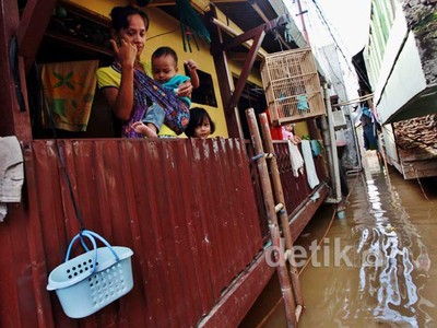 Rumah Terendam, Warga Tetap Bertahan