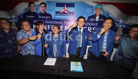 Tampak pimpinan partai (kiri-kanan) Divisi Komunikasi Publik Bigsolon Sihombing, Dormauli Silalahi, Divisi Wanita Nurita Sinaga, Sekretaris Divisi Komunikasi Publik Hinca Panjaitan, Sekretaris Badan Perencanaan Pembangunan Demokrat Bramana.
