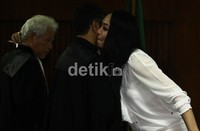 Angelina Sondakh mencium penasehat hukumnya T Nasrullah usai sidang. Ramses/detikFoto.