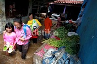 Warga beraktifitas seperti biasa.