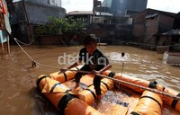 Perahu karet dikerahkan untuk mengevakuasi warga.