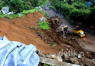 Jalur Puncak Longsor, Tiga Alat Berat Dikerahkan