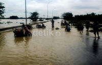 Banjir setinggi 1 meter merendam KM 56-58 Tol Tangerang-Merak. (Yasser Ali Harakan/detikFoto).