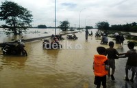 Banjir dimanfaatkan sebagian warga untuk mencuci motor. (Yasser Ali Harakan/detikFoto).