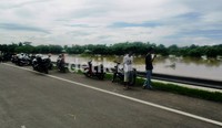 Banjir menjadi tontonan warga warga sekitar. (Yasser Ali Harakan/detikFoto).