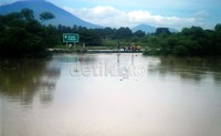 Debit air tidak menunjukkan tanda-tanda surut. Bahkan di beberapa titik malah mengalami kenaikan. (Yasser Ali Harakan/detikFoto).