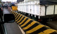 Banjir mengakibatkan antrean kendaraan di gerbang Tol Cikupa mengular. (Hendrajana/Pembaca).